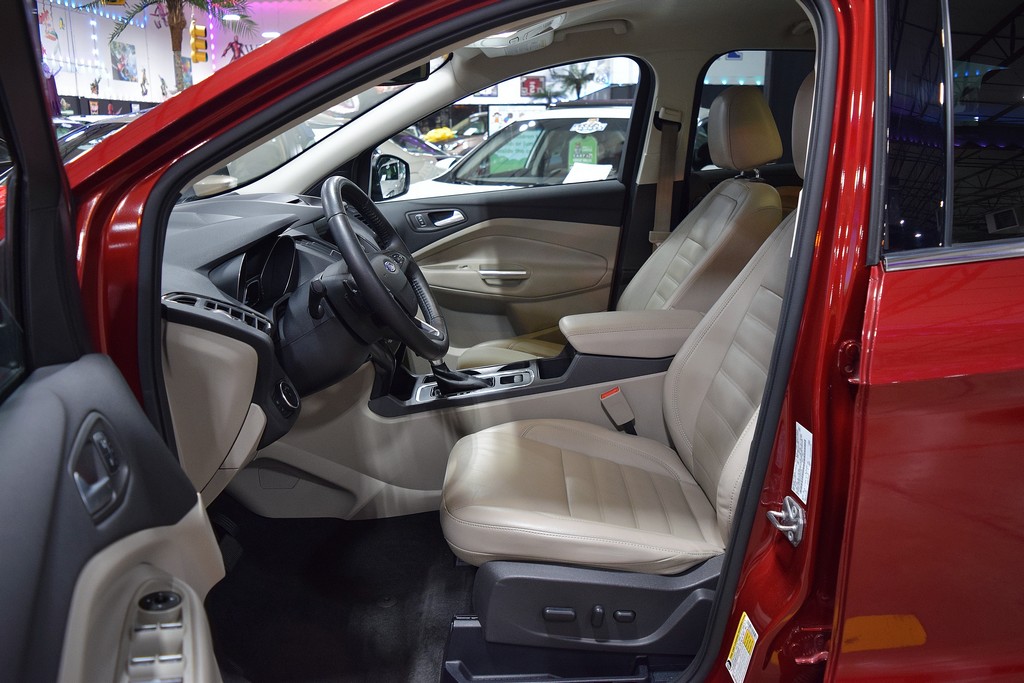 Used 2017 Ford Escape Titanium FWD image 17