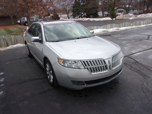 Used 2011 Lincoln MKZ image 2