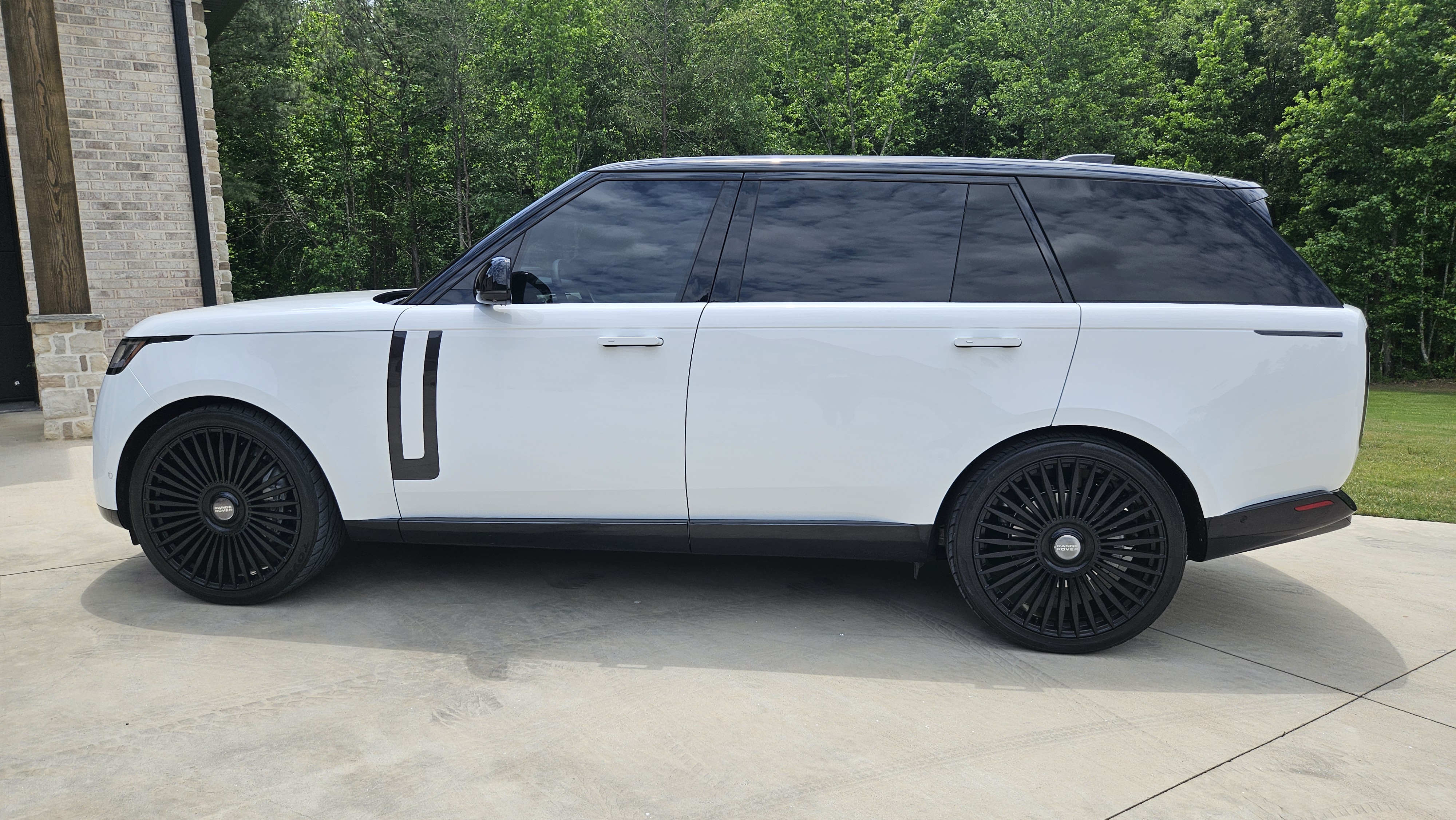 Used 2025 Land Rover Range Rover Long Wheelbase SE AWD/4WD image 2
