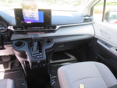 Used 2026 Toyota Sienna LE image 20