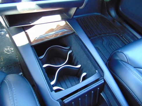 Used 2019 Tesla Model X image 17