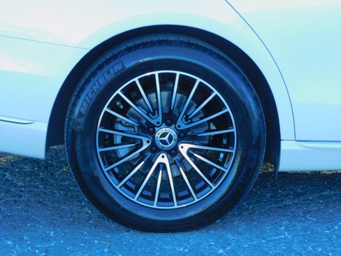 Used 2018 Mercedes-Benz E 300 image 9