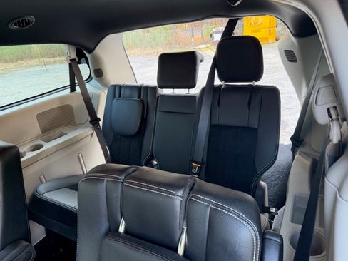 Used 2018 Dodge Grand Caravan SXT image 21