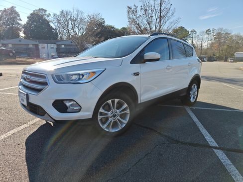 Used 2018 Ford Escape SEL image 2