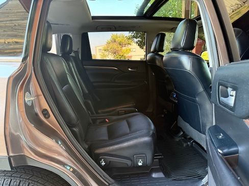Used 2018 Toyota Highlander Limited Platinum image 21