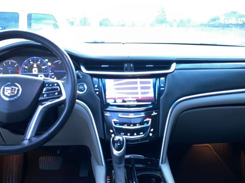 Used 2013 Cadillac XTS Premium image 4