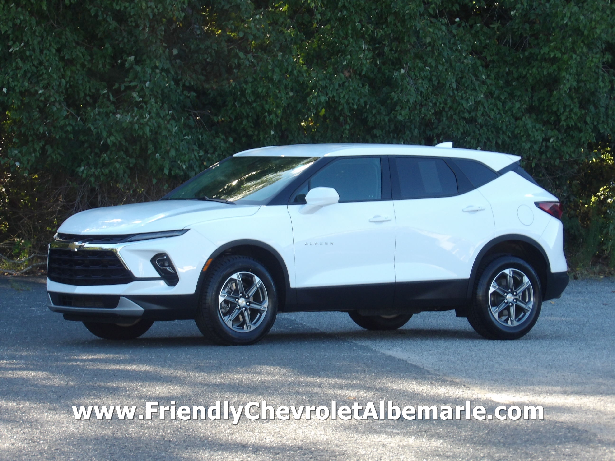 Used 2025 Chevrolet Blazer FWD LT w/ 2LT image 1