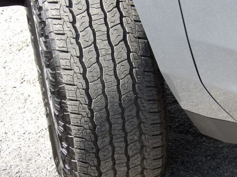 Used 2025 Chevrolet Suburban Z71 image 15