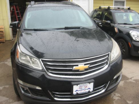 Used 2013 Chevrolet Traverse LT image 2