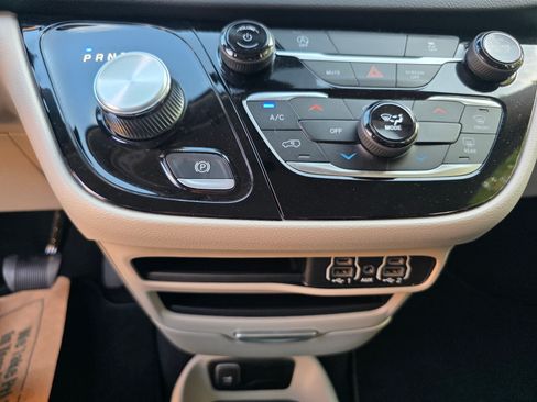 Used 2022 Chrysler Voyager LX image 24
