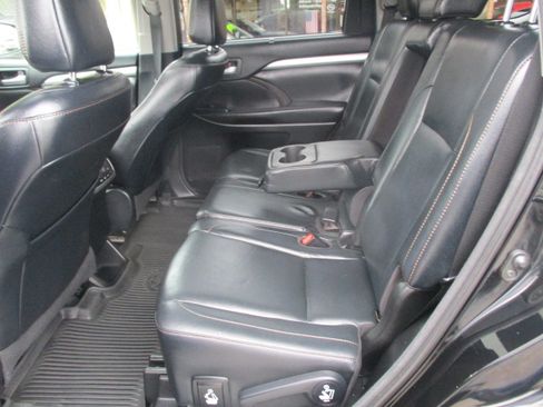 Used 2018 Toyota Highlander XLE image 24