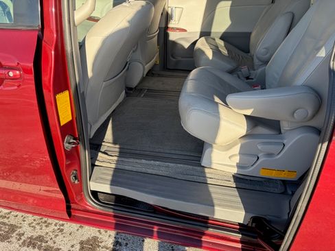 Used 2013 Toyota Sienna XLE image 11