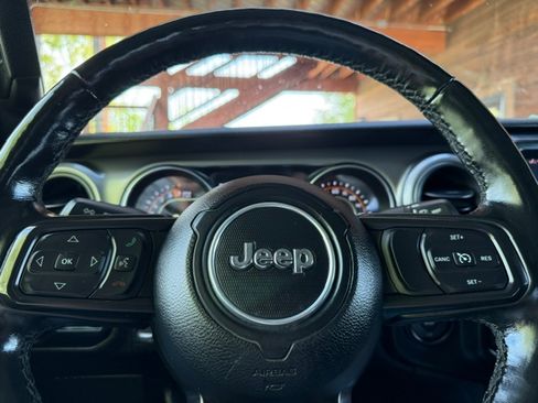 Used 2021 Jeep Gladiator Willys AWD/4WD image 15