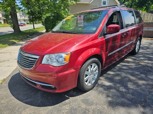 Used 2013 Chrysler Town & Country Touring FWD image 3