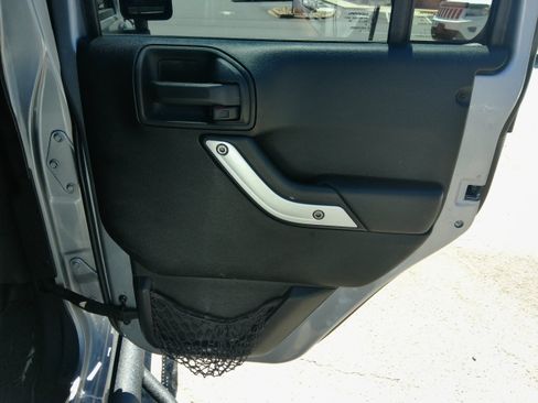 Used 2015 Jeep Wrangler 4WD Unlimited Sahara image 34