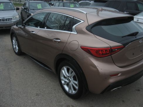 Used 2017 INFINITI QX30 image 6