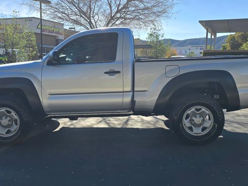 Used 2011 Toyota Tacoma Off-Road image 10