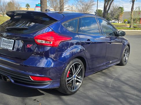 Used 2017 Ford Focus ST image 4