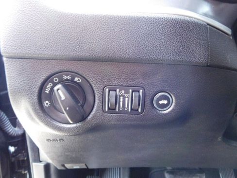 Used 2022 Dodge Charger SXT image 11