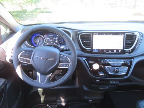 Used 2025 Chrysler Pacifica Select image 27