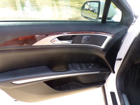 Used 2015 Lincoln MKZ image 10