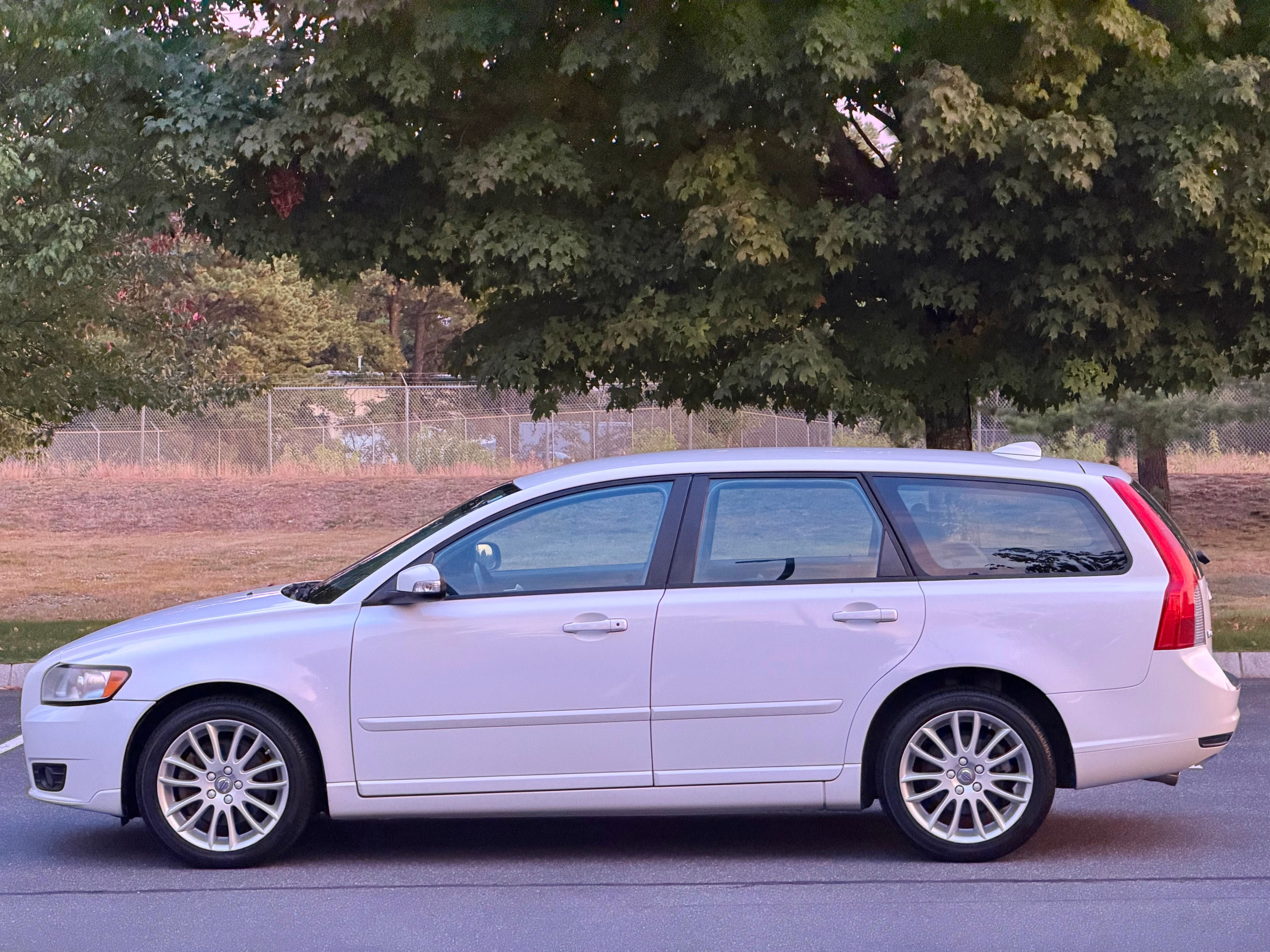 Used 2011 Volvo V50 T5 FWD image 2