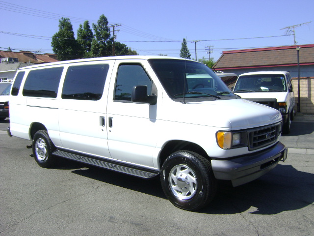 Used 2003 Ford E-350 and Econoline 350 Extended Super Duty RWD image 3