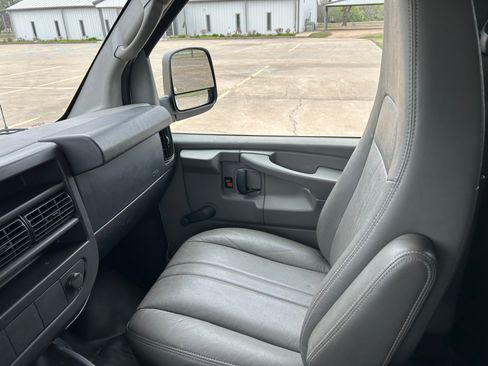 Used 2011 Chevrolet Express 2500 image 9