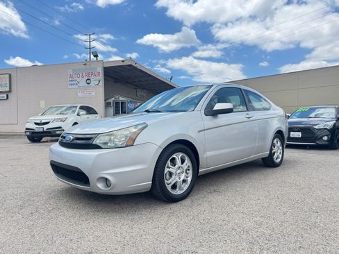 Used 2009 Ford Focus SE Coupe FWD image 3