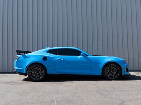 Used 2022 Chevrolet Camaro ZL1 Coupe RWD image 8
