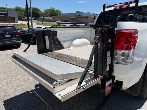 Used 2011 Toyota Tundra 4x4 CrewMax image 6