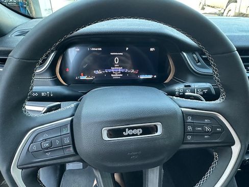 Used 2023 Jeep Grand Cherokee L Laredo image 8