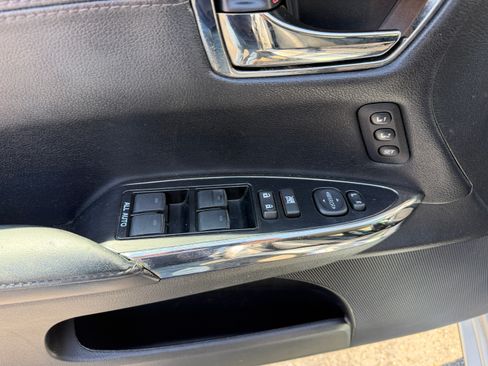 Used 2013 Toyota Avalon Limited FWD image 3