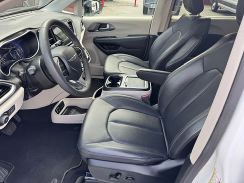 Used 2024 Chrysler Pacifica Touring-L FWD image 5