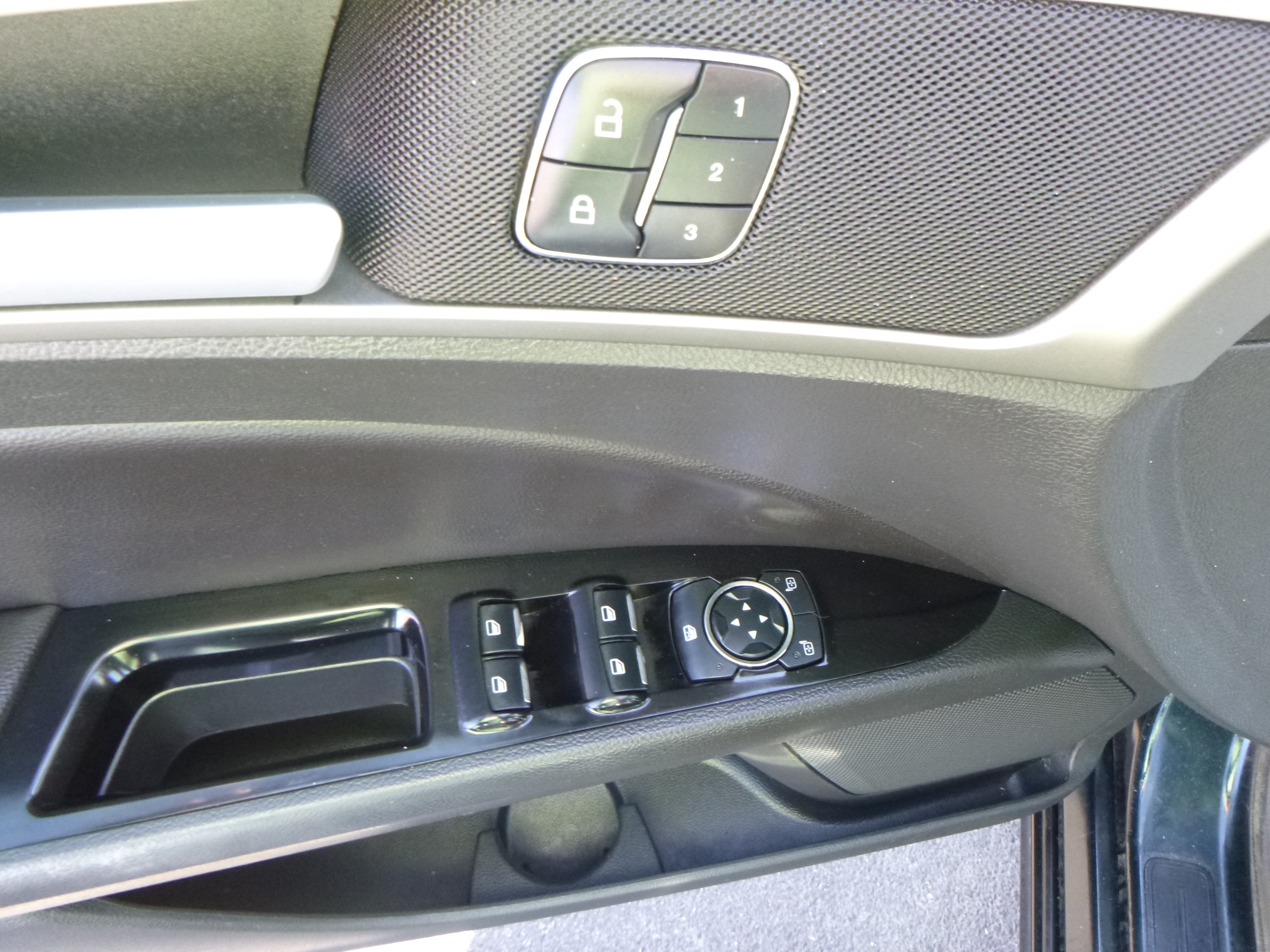 Used 2014 Ford Fusion SE FWD image 12