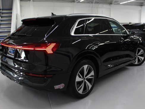 Used 2024 Audi Q8 e-tron Premium image 6
