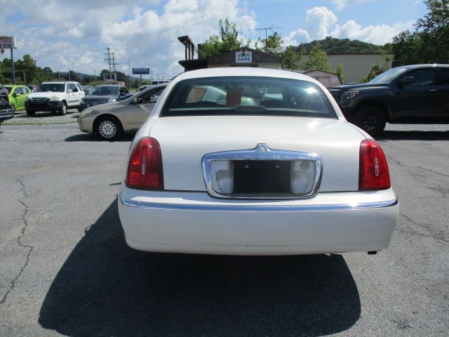 Used 2000 Lincoln Town Car Signature RWD image 7