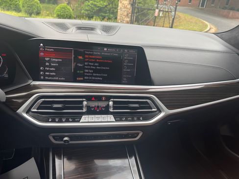 Used 2021 BMW X7 M50i image 11