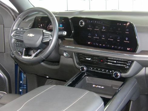Used 2025 Chevrolet Suburban 2WD Premier image 25