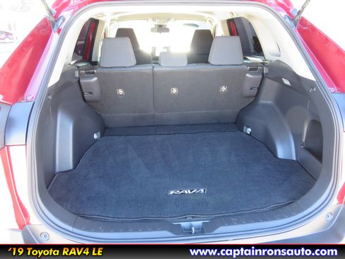 Used 2019 Toyota RAV4 LE image 11