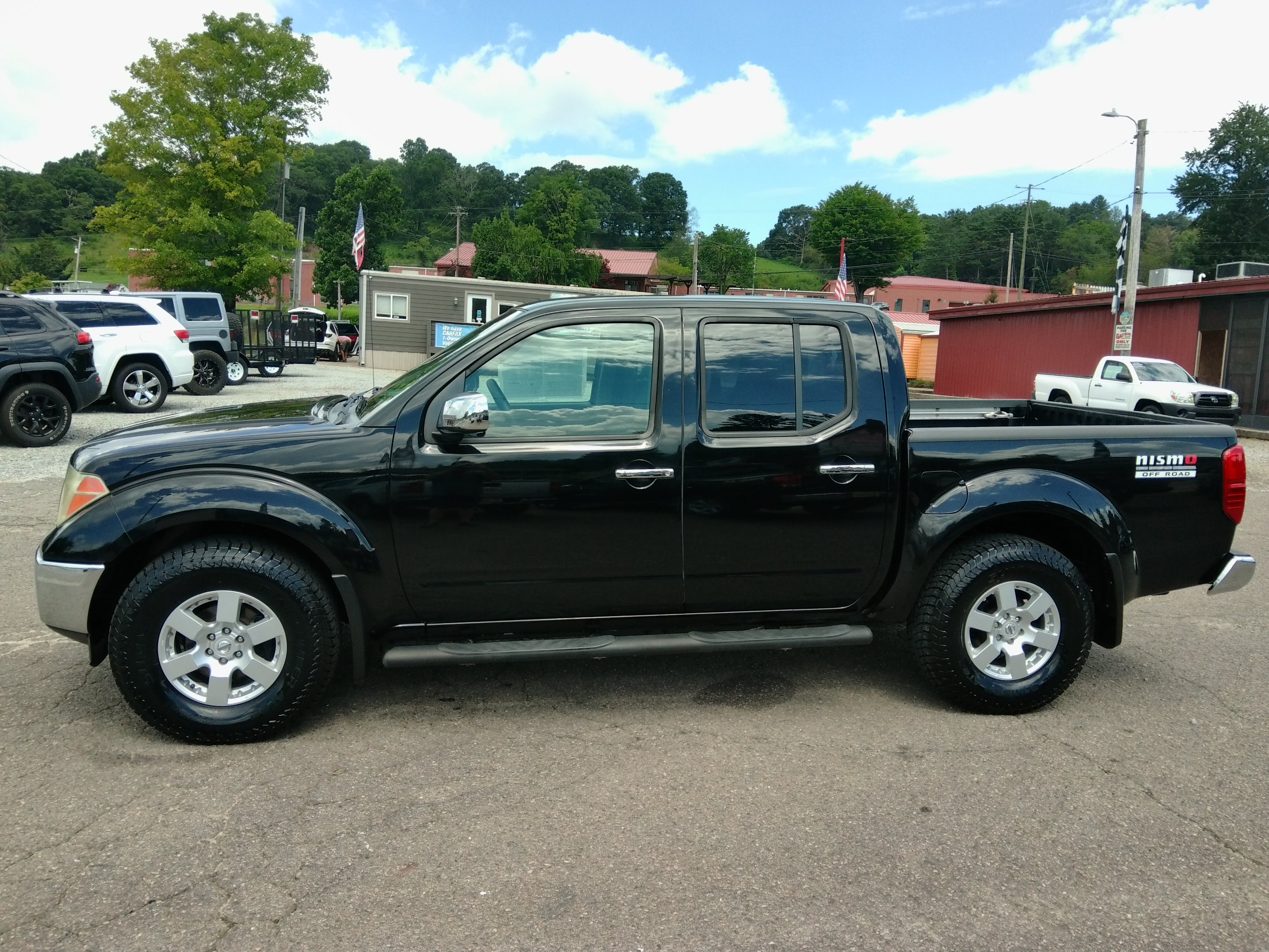 Used 2007 Nissan Frontier 4x4 Crew Cab NISMO image 2