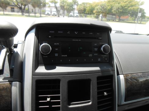 Used 2009 Dodge Grand Caravan SXT FWD image 12