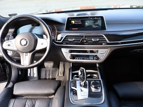 Used 2021 BMW 750i xDrive image 18