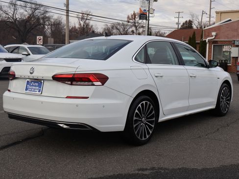 Used 2022 Volkswagen Passat Limited Edition image 8