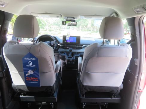 Used 2026 Toyota Sienna LE FWD image 28