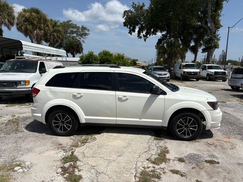 Used 2018 Dodge Journey FWD SE image 3