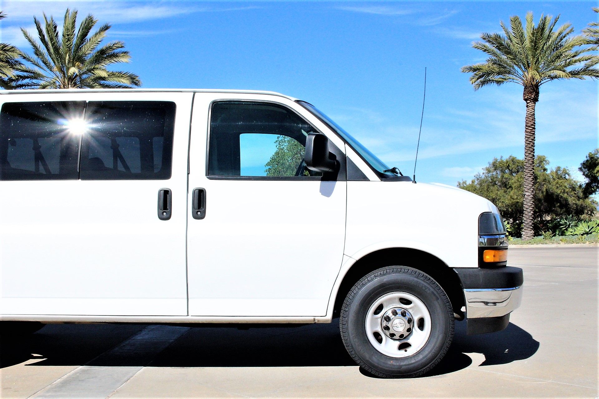 Used 2019 Chevrolet Express 3500 LT RWD image 3
