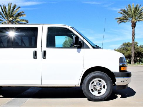 Used 2019 Chevrolet Express 3500 LT image 2