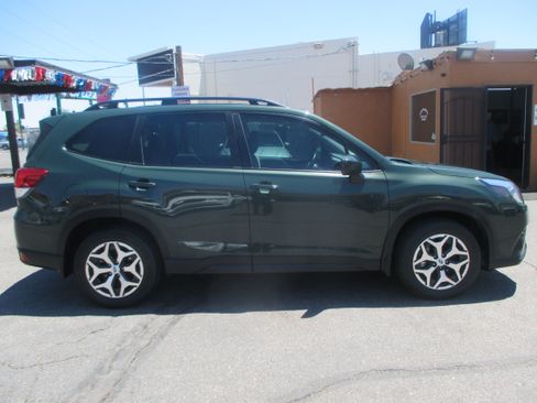 Used 2022 Subaru Forester Premium AWD/4WD image 1