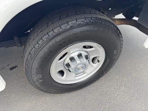 Used 2017 Chevrolet Express 3500 image 27